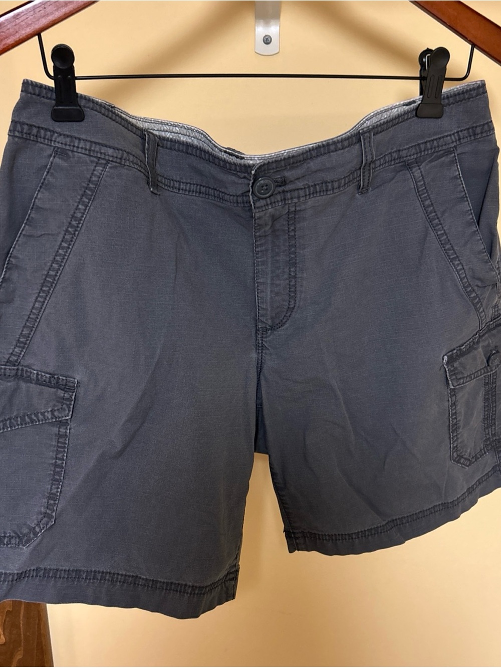Eddie Bauer Women’s Gray Cotton Shorts
Size 12 with 7 Inch Inseam